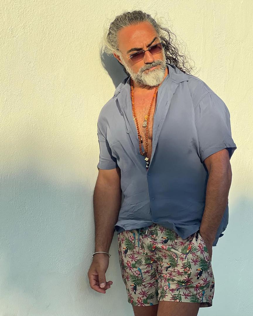 Dok je u seriji bio obrijan i skrivao kosu, u stvarnom životu Selim je bradati muškarac duge kose. To što je s godinama osijedio dalo mu je samo dodatnu dozu šarma, a na svojim društvenim mrežama često pokazuje da u luksuzu redovno uživa. Obožava precizno salivena odijela, redovno vježba te izgleda nevjerojatno dobro.