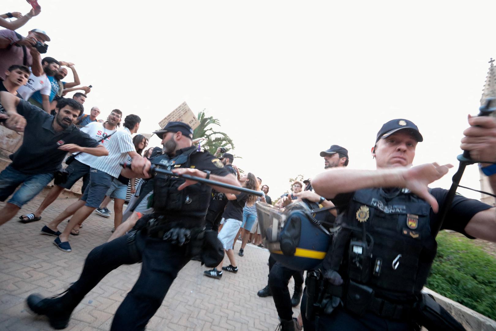 Prosvjed, koji je održan usred vrhunca turističke sezone, prerastao je u sukobe s policijom u kojima je, prema pisanju stranih medija, ozlijeđeno sedam osoba.

