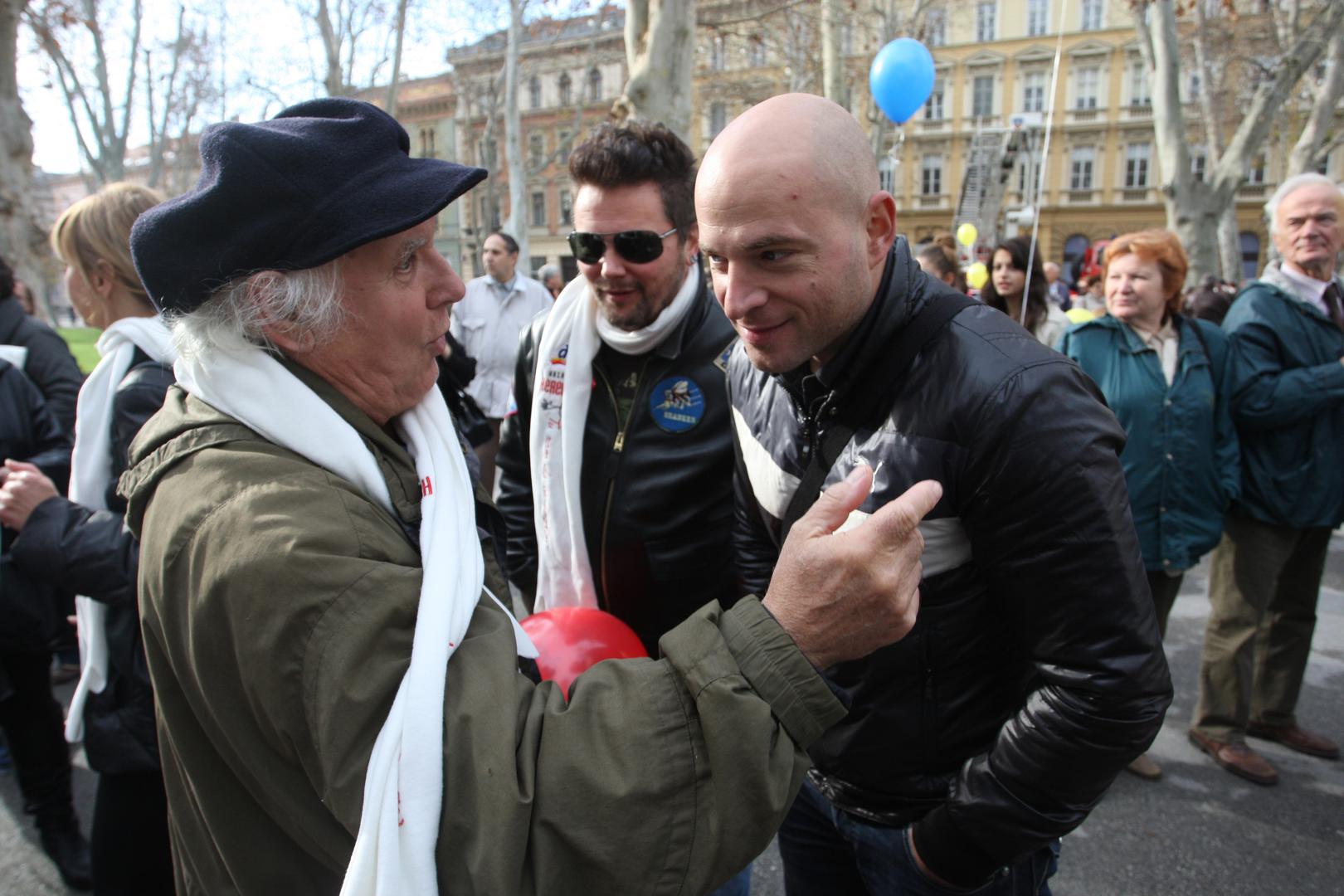 20.11.2010.,Zrinjevac, Zagreb - Kazaliste Kerempuh organiziralo je na Zrinjevcu Dan zagrljaja i Milenijski zagrljaj. Ucestvovali su mnogi glumci i javne osobe, a Sime Strikoman je snimao milenijsku fotografiju. Rene Bitorajac, Franjo Djimi Jurcec.r"nPhoto: Boris Scitar/PIXSELLr"n