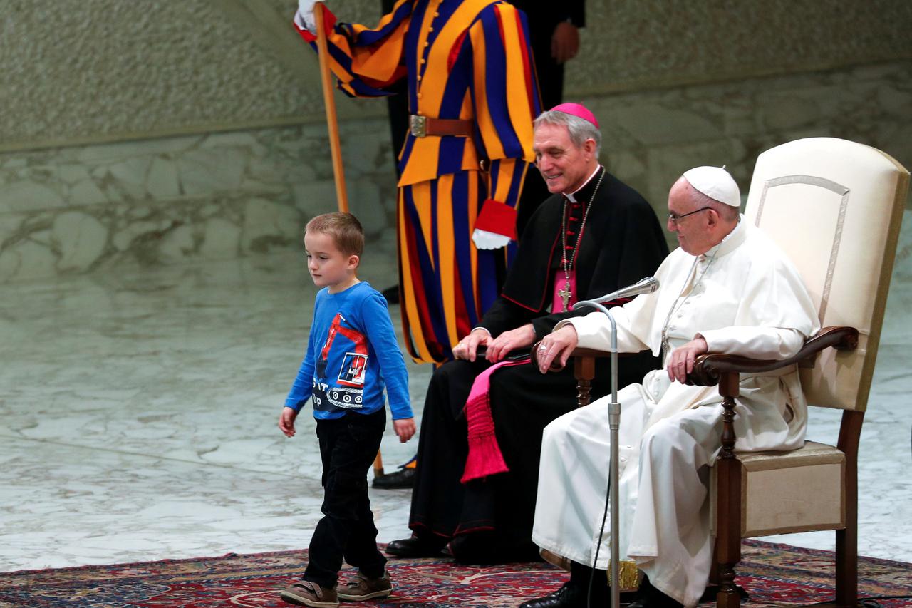 Nijemi dječak trčao po podiju i oduševio Papu