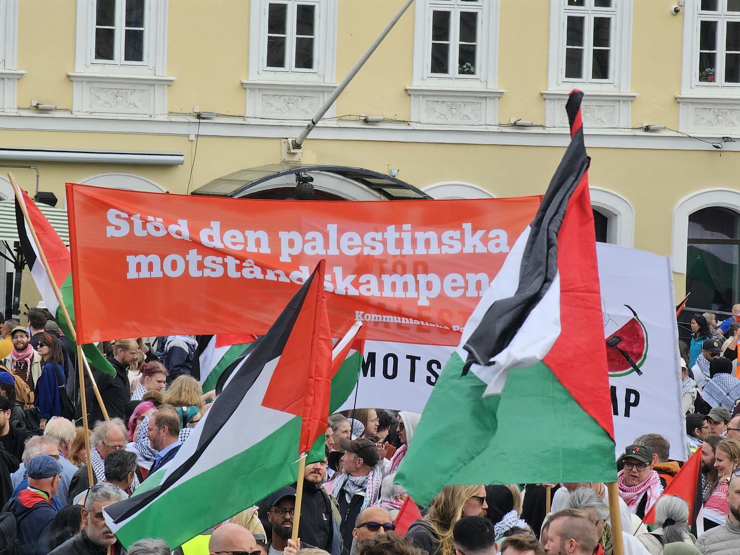 Na trgu ispred Gradske vijećnice okuplja se gomila kako bi dala podršku Palestini, pozivajući zapad i Izrael da spriječe genocid. 
