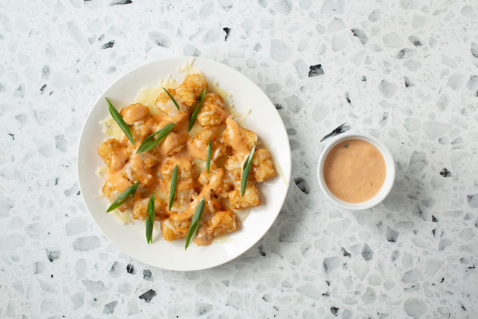 Vinaigrette i 'fancy' preljevi za salatu: Preljevi iz boce često sadrže puno šećera i aditiva, a domaća verzija je stvar minute. Osnova je maslinovo ulje , uz dodatak octa ili limuna, pa malo senfa, soli i papra za emulziju. Kad to savladate, počnite dodavati med, jogurt, češnjak ili začinsko bilje kako biste svaki put dobili novi okus.