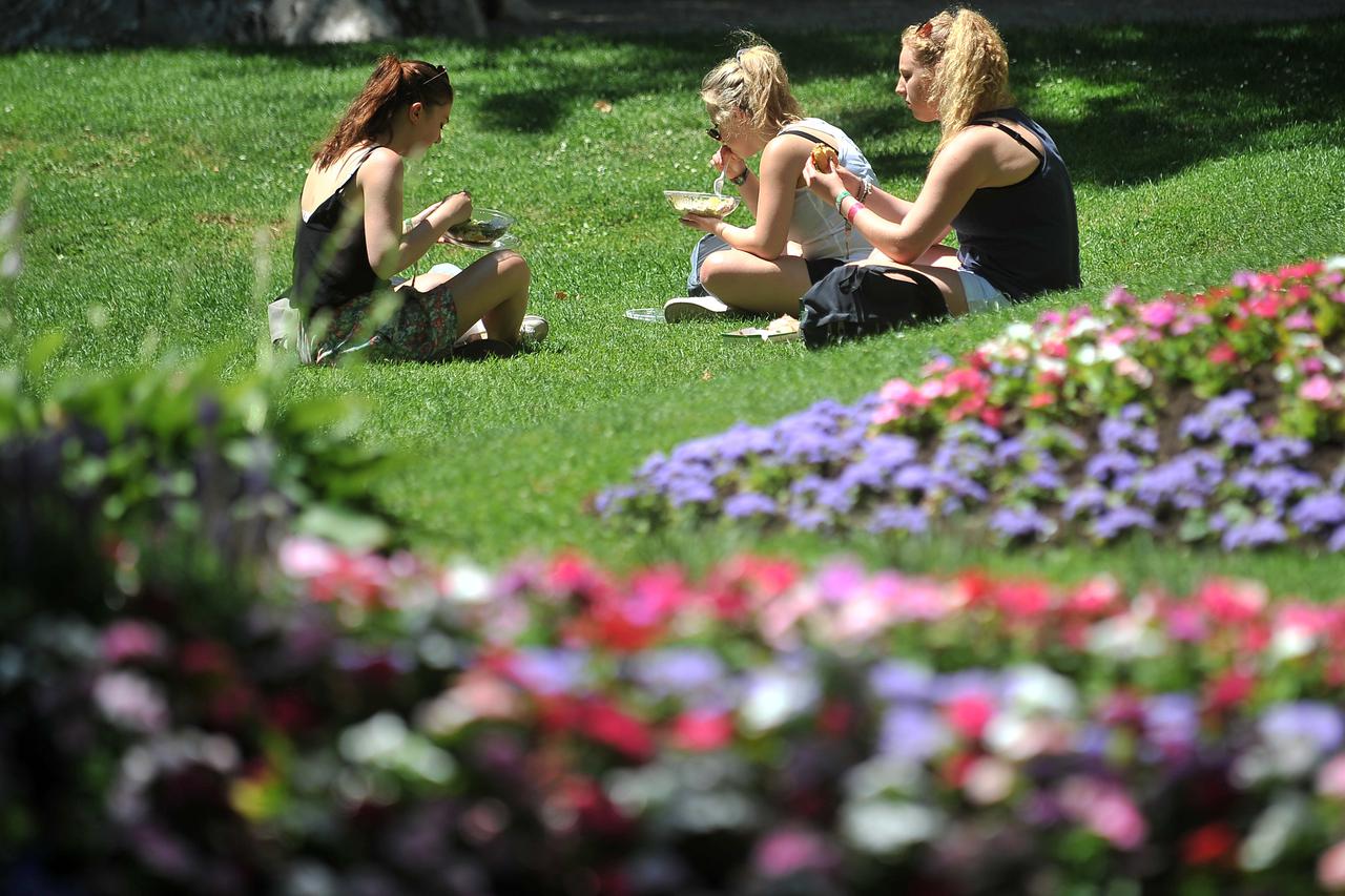 09.06.2014., Zagreb - Brojni gradjani iskoristili sjenu u parku Zrinjevac kako bi se rashladili i odmorili. Photo: Daniel Kasap/PIXSELL