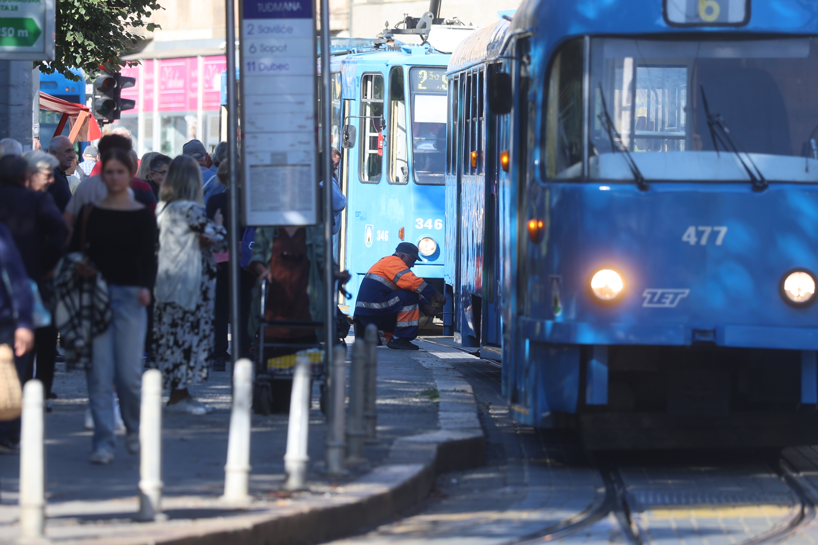 Zbog kvara tramvaja na Ilici, tik uz Trg dr. Franje Tuđmana, došlo je do zastoja tramvajskog, ali i cestovnog prometa. 
