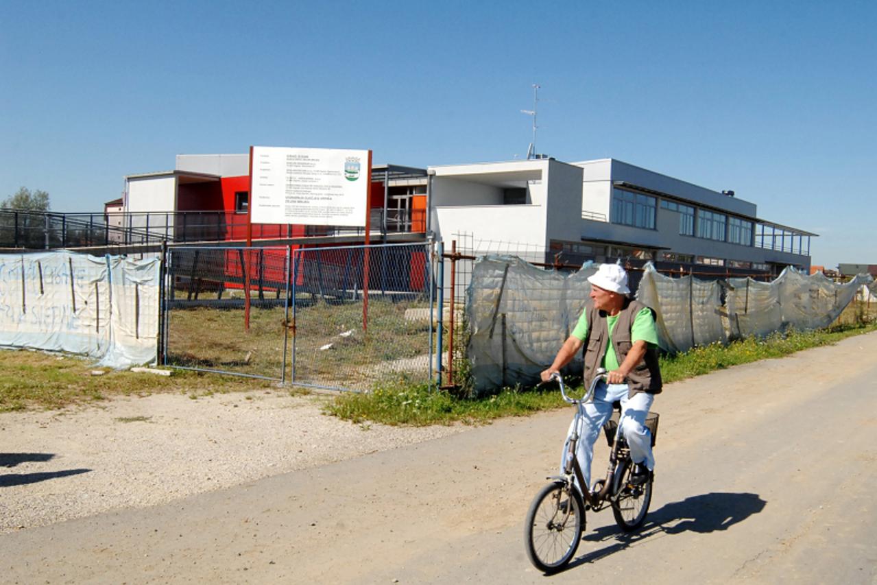 \'12.08.2011., Sisak - Gradjevinski radovi na novom vrticu na Zelenom brijegu odavno su zavrseni, a u čekanju novca za opremanje objekta oko njega narasla je trava i pokidana je ograda. Photo:Nikola C