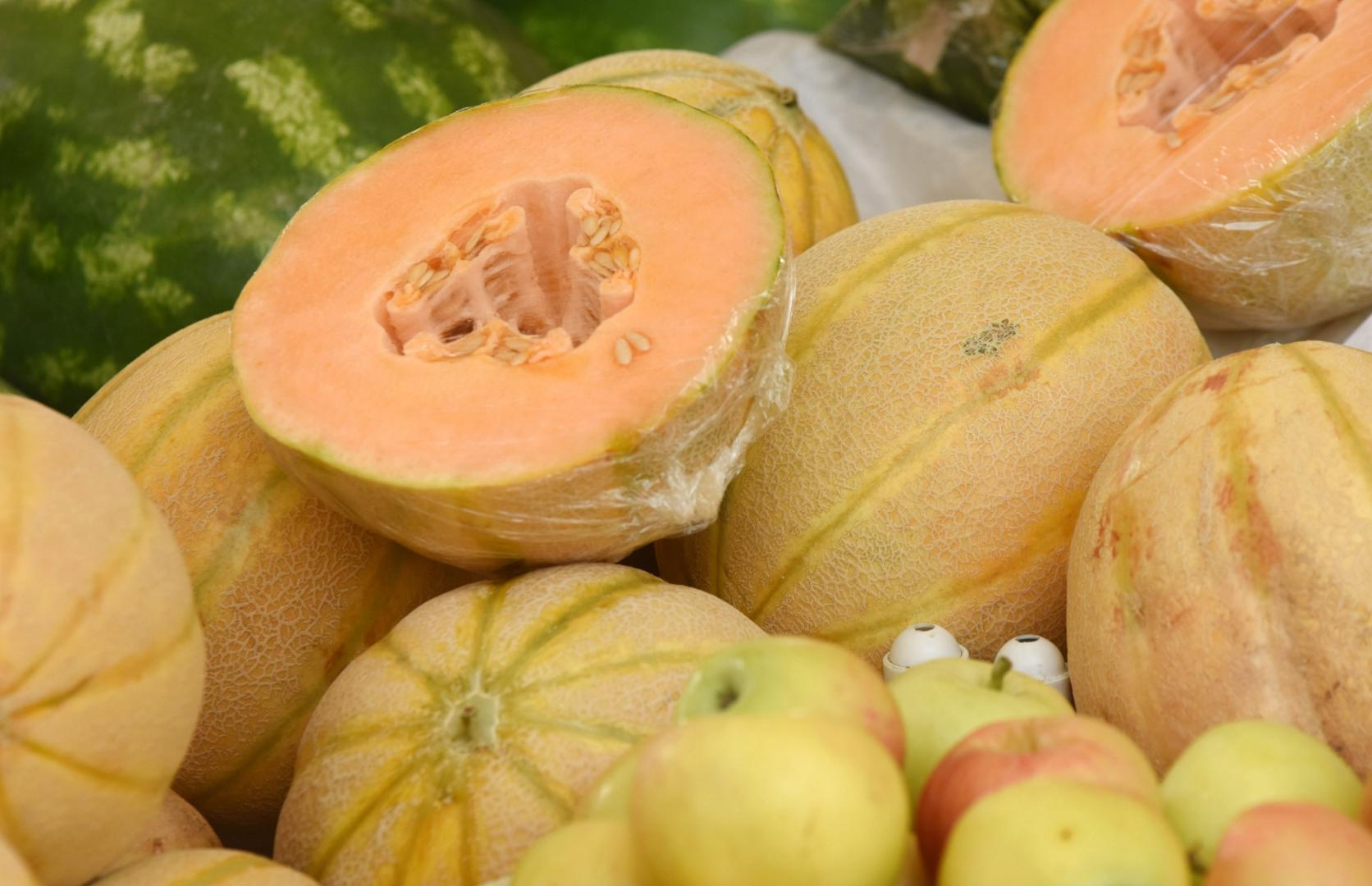 3. DINJA CANTALOUPE - Ovaj tip dinje poznat je po privlačnoj aromi i niskom udjelu kalorija. Prepun je vitamina A, C i beta-karotena. Budući da je bogata kalijem, grickanje dinje normalizira otkucaje srca i šalje kisik u mozak stvarajući osjećaj opuštenosti.