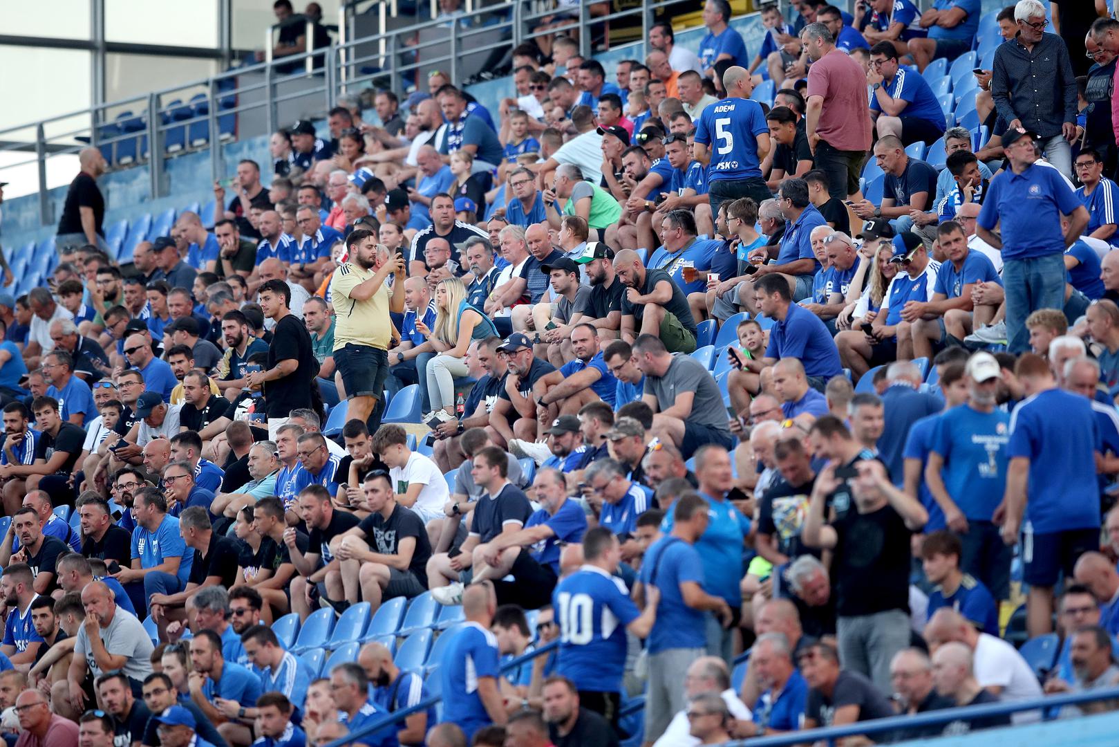 Maksimir je danas dobro popunjen, a mogu se vidjeti brojne poruke podrške za Boyse u Grčkoj.