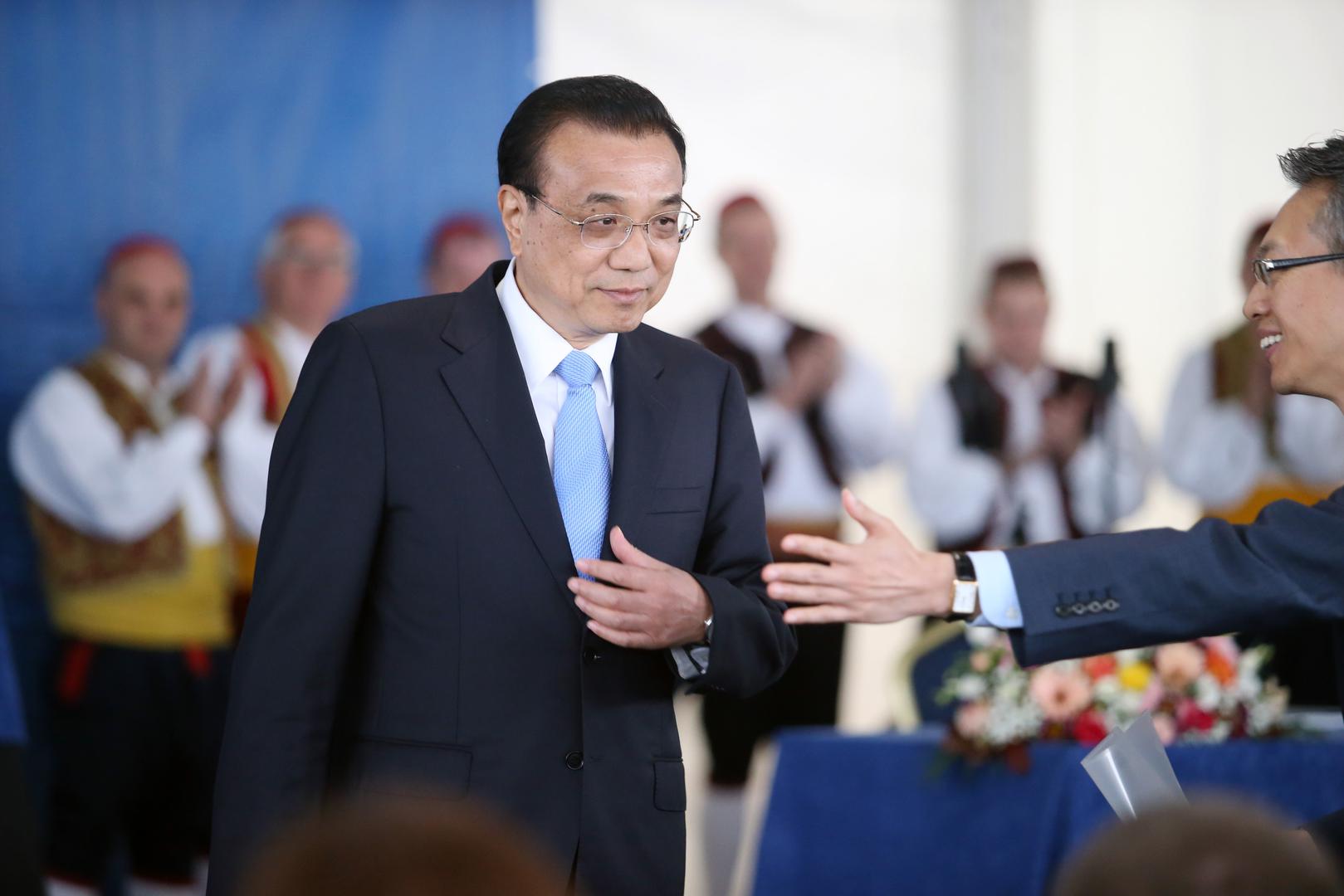 - Sve je jača kiša vani, to nam je poruka da most treba izdržati sve vremenske uvjete. Mi kažemo da poslije kiše dolazi duga - kad bude izgrađen, most ne samo da će izdržati sve vremenske uvjete, nego će biti prekrasna duga na zemlji. Kineski graditelji i hrvatski prijatelji mogu ostvariti takvo čudo. Želim da hrvatski građani što prije uživaju u nesmetanom prometu koji će Pelješki most omogućiti - rekao je kineski premijer nakon što je jaki pljusak počeo padati nad Pelješkim mostom