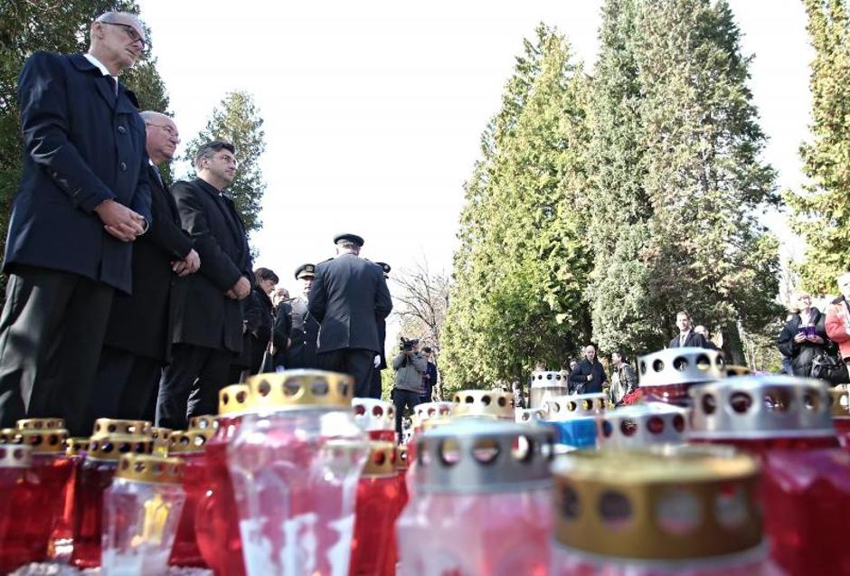 Zagreb: Kod Središnjeg križa na Mirogoju premijer Plenković sa suradnicima zapalio svijeće