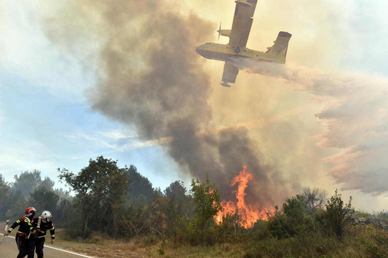 Vatrogasci uz pomoć kanadera se bore s požarom nedaleko Vodica