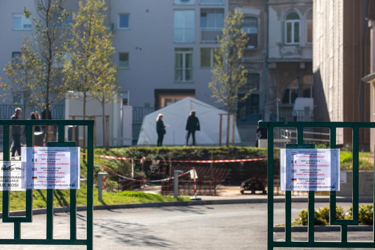 Testiranje na COVID 19 u šatorima iza zgrade zavoda za javno zdravstvo u Puli