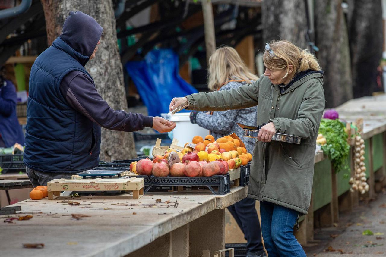 Nedjeljno jutro na pulskoj tržnici