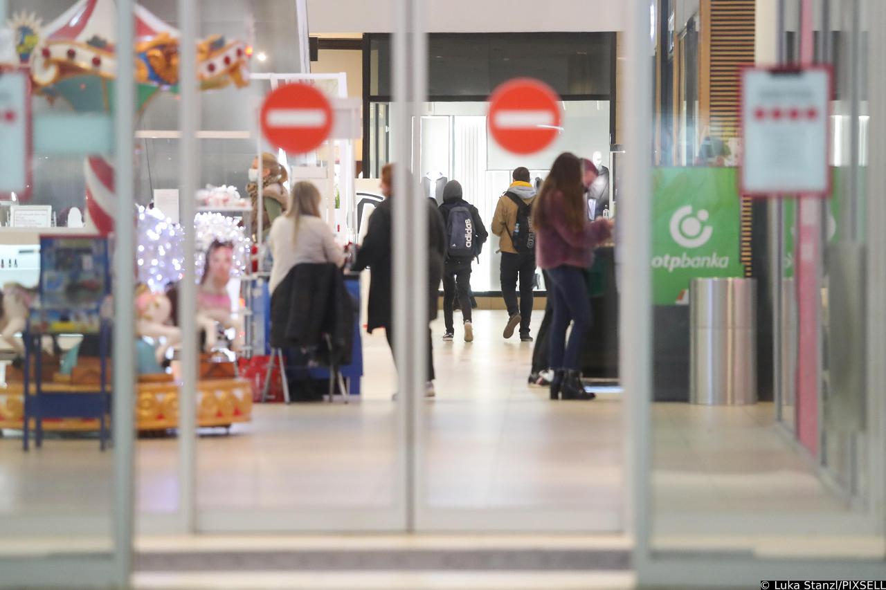 Gužve ispred zagrebačkih trgovačkih centara zbog Black Fridayja