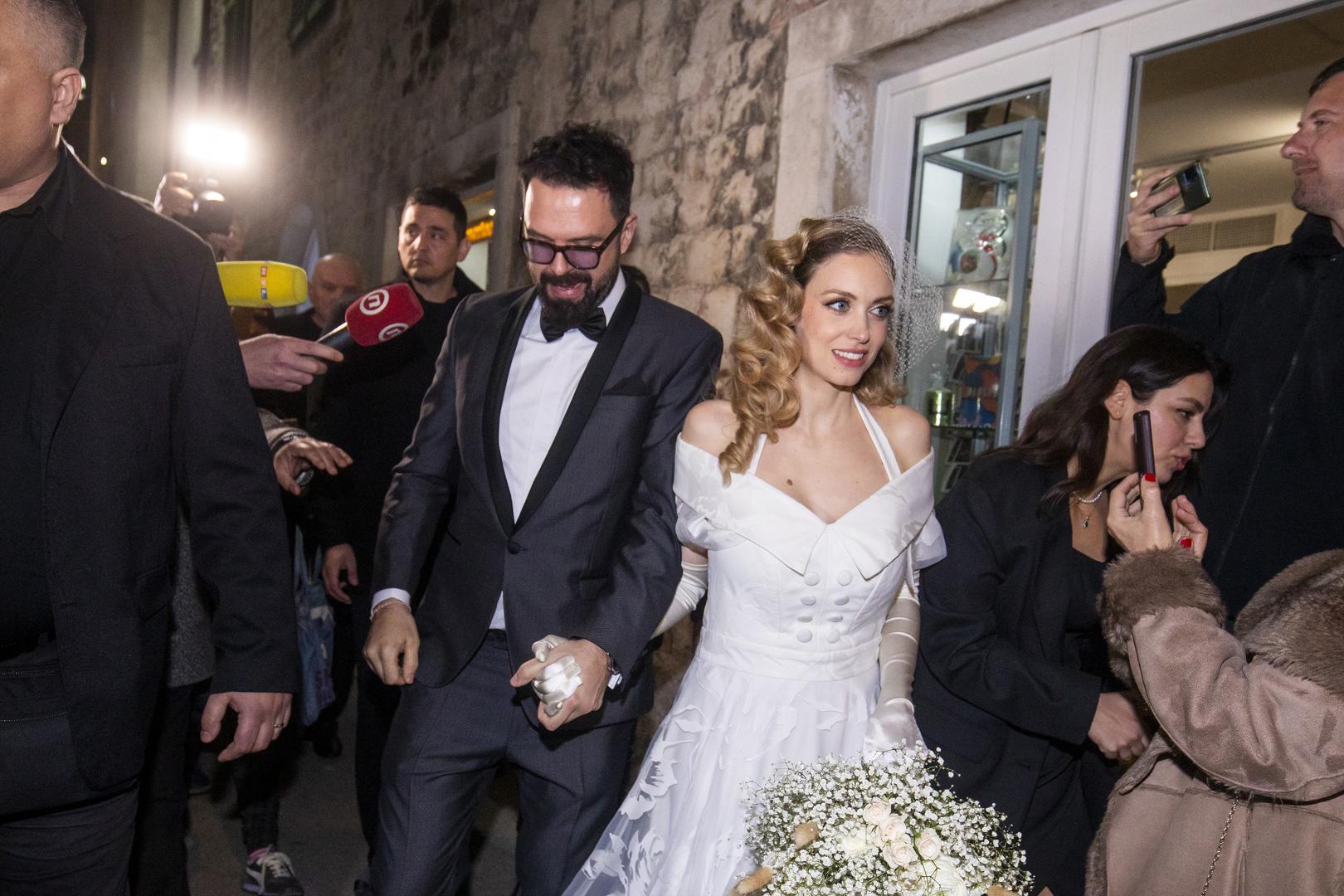 Ovaj glazbenik svojim hitovima i glasom nikog ne ostavlja ravnodušnim. Svojim privatnim ljubavnim životom također privlači veliku pažnju, a sa suprugom Hanom Huljić Grašo ima dvoje predivne djece – kćerkicu Albu i sina Tonija. 