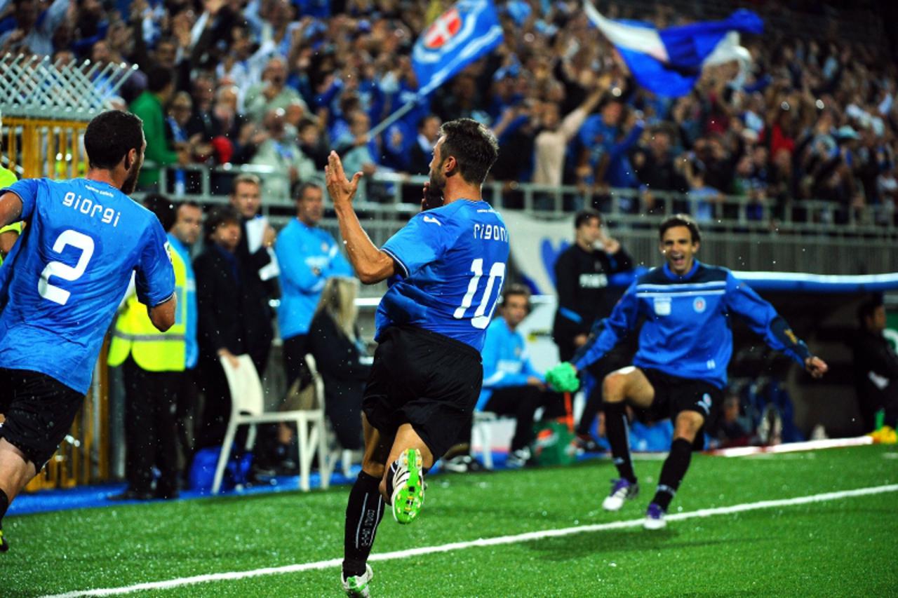 'Novara\'s midfielder Marco Rigoni (C) celebrates his penalty shot during the serie A football match Novara against Inter Milan, on September 20, 2011 in Viola Stadium in Novara. AFP PHOTO / OLIVIER M
