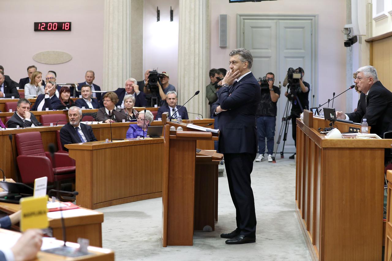 Zagreb: Oporba lupanjem ometa govor premijera Plenkovića u Saboru