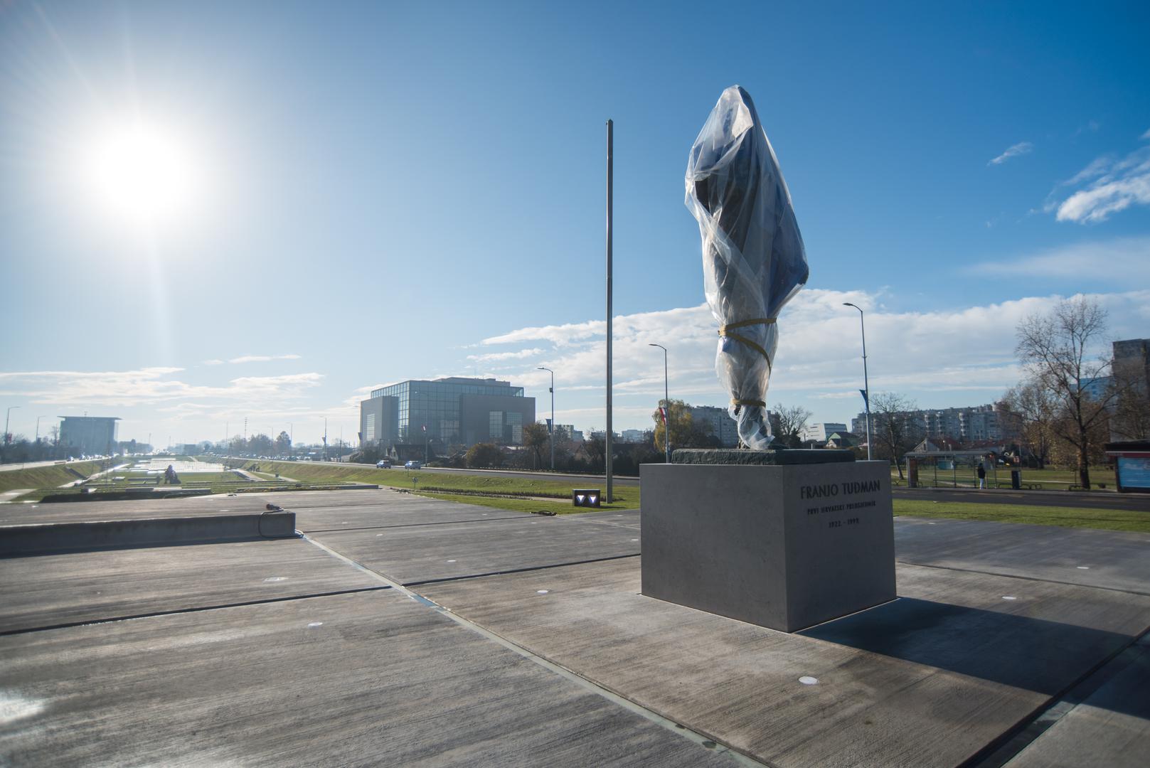 Postavljen je na križanju Vukovarske i Hrvatske bratske zajednice