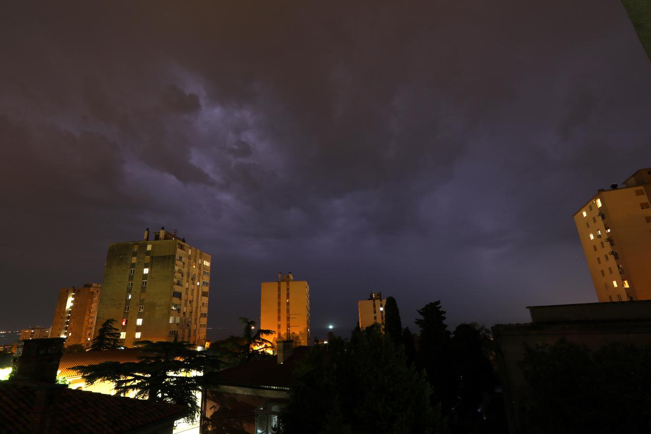 Rijeka: Munje na nebu iznad grada