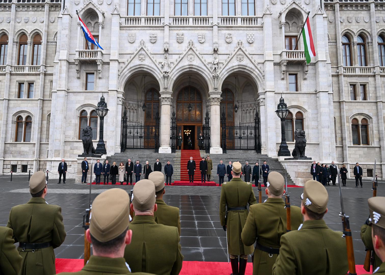 Predsjednik Zoran Milanović u petak je nakon susreta s mađarskim kolegom u Budimpešti izrazio nadu da će se u tom gradu ipak održati ranije planiran, pa otkazan sastanak američkog i ruskog predsjednika, naglašavajući da je diplomacija u kojoj se ne razgovara "put u nepovrat”. 