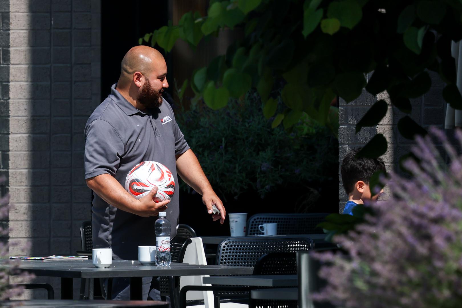 Harry Kane zabio je dvaput, u 12. i 42. minuti, Jude Bellingham je u prvoj minuti drugog poluvremena povisio na 3:1, a Marcus Rashford postavio konačnih 4:2 u 85. minuti. Za Hrvatsku su se na listu strijelaca upisali Martin Baturina u 36. minuti i Petar Musa u sudačkoj nadoknadi prvog poluvremena, no to nije bilo dovoljno za bodove.
