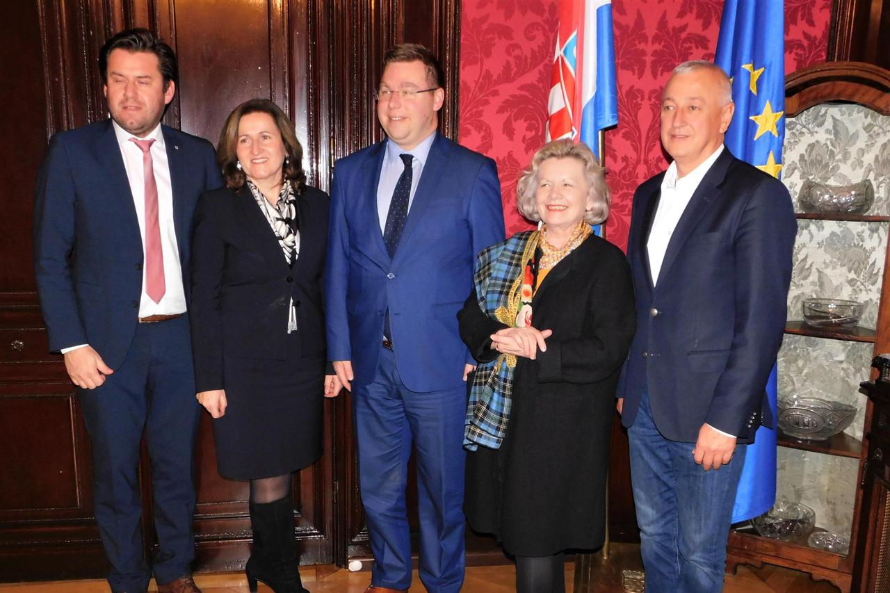 Ministar Pavić (sredina) u hrvatskom veleposlanstvu u Beču