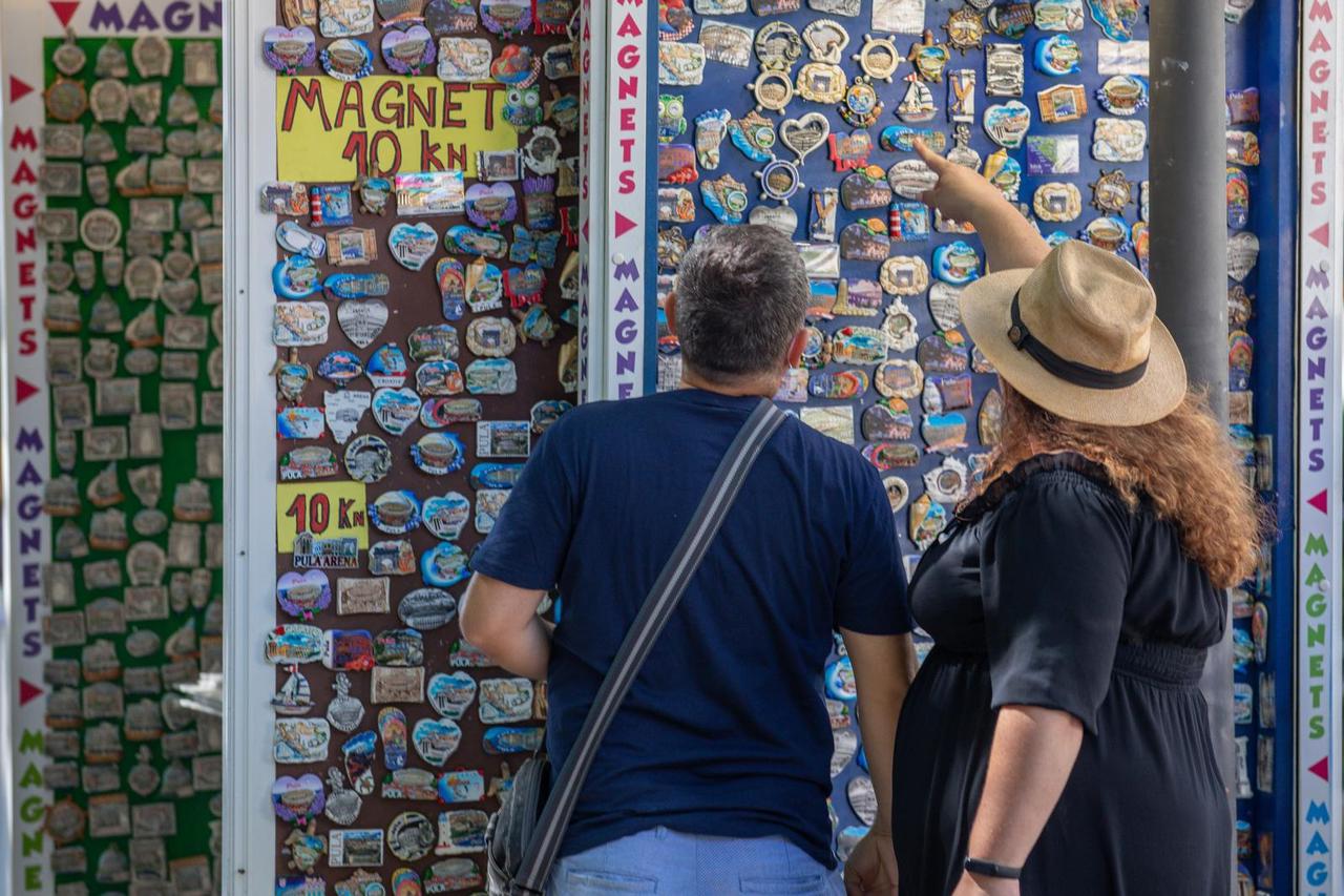 Turisti u Puli koriste dan za šetnju, obilazak te fotografiranje znamenitosti