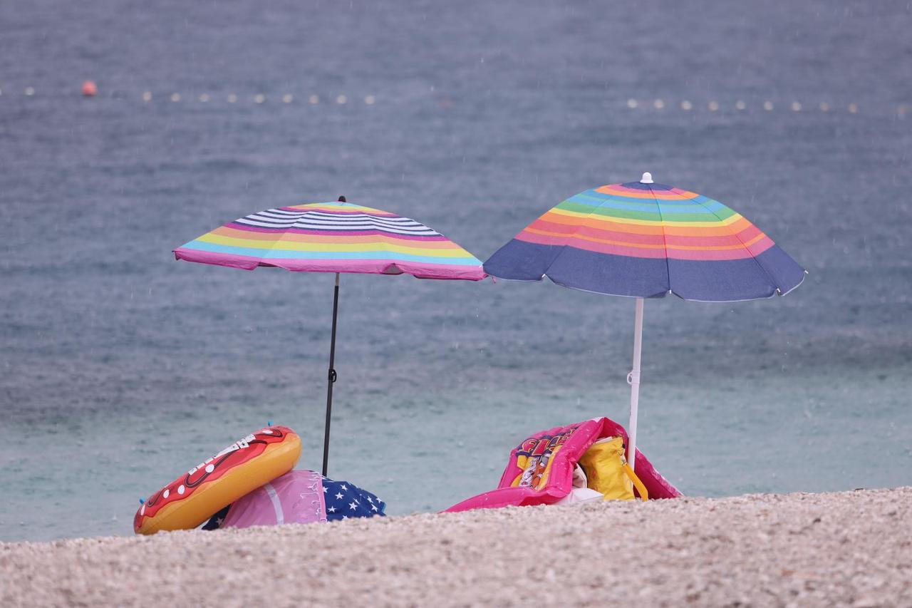 Split: Kratkotrajni pljusak praćen vjetrom ispraznio plažu Žnjan