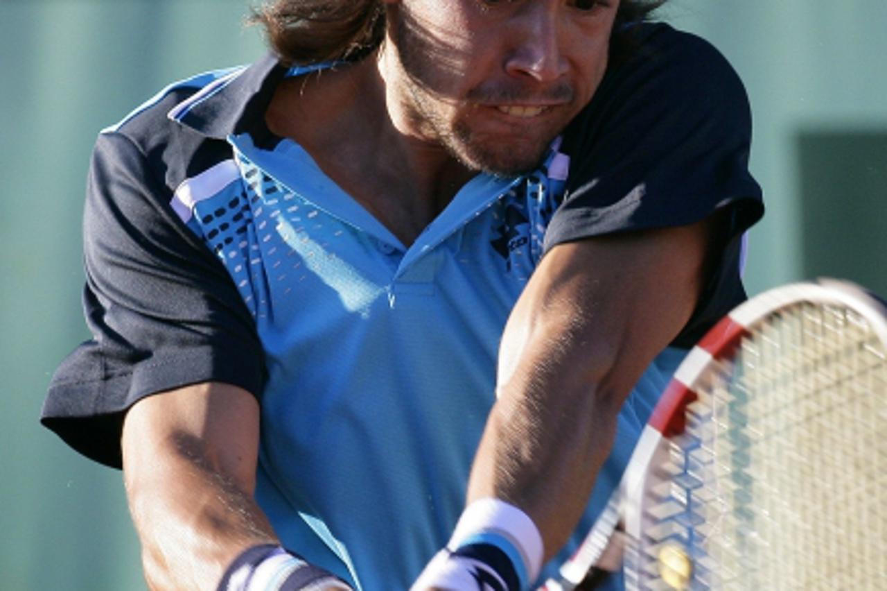 'Croatia\'s Antonio Veic returns the ball to Uruguay\'s Pablo Cuevas during their Men\'s first round match in the French Open tennis championship at the Roland Garros stadium, on May 23, 2011, in Pari
