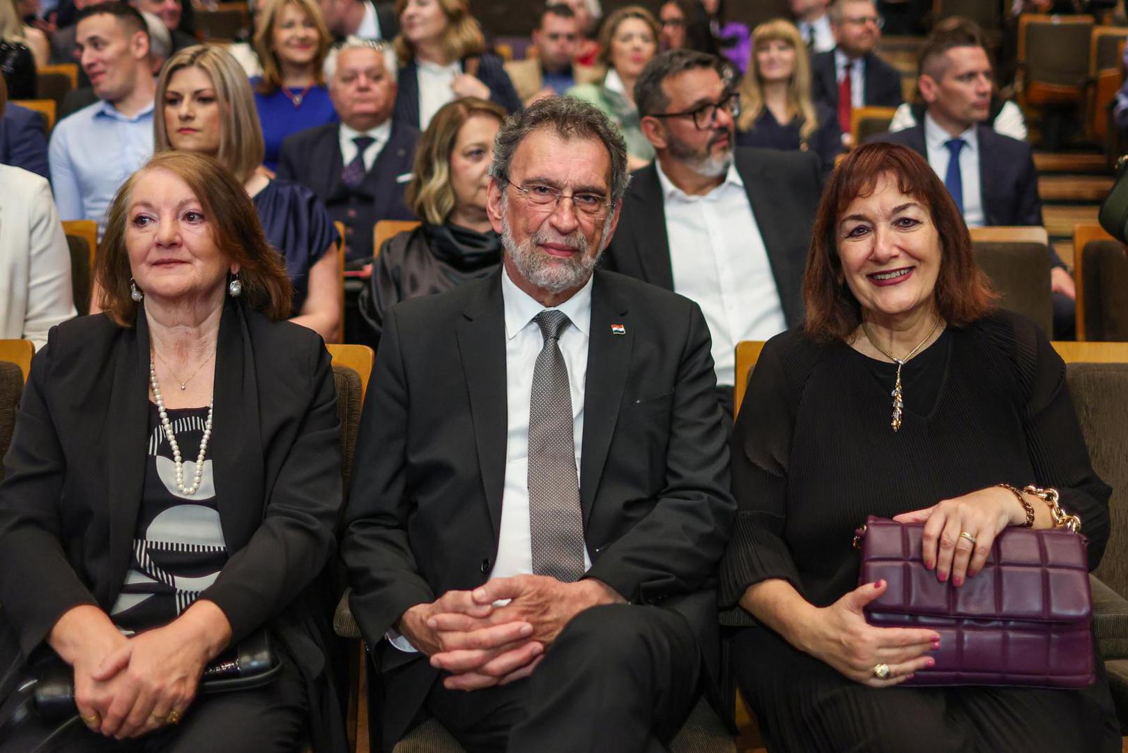 Ministar znanosti i obrazovanja Radovan Fuchs prisjetio se prvih sjećanja na HRT, crno-bijelog televizora i dječjih emisija poput "Mende i Slavice", te podsjetio na važnost javnog servisa u životu hrvatskih građana.

