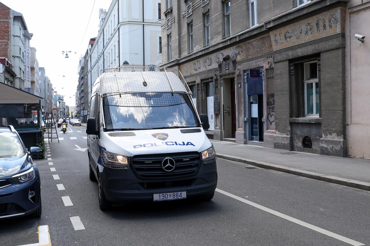 Zagreb: Policija dovodi kombijem osumnjičene u akciji Karbon na Županijski sud