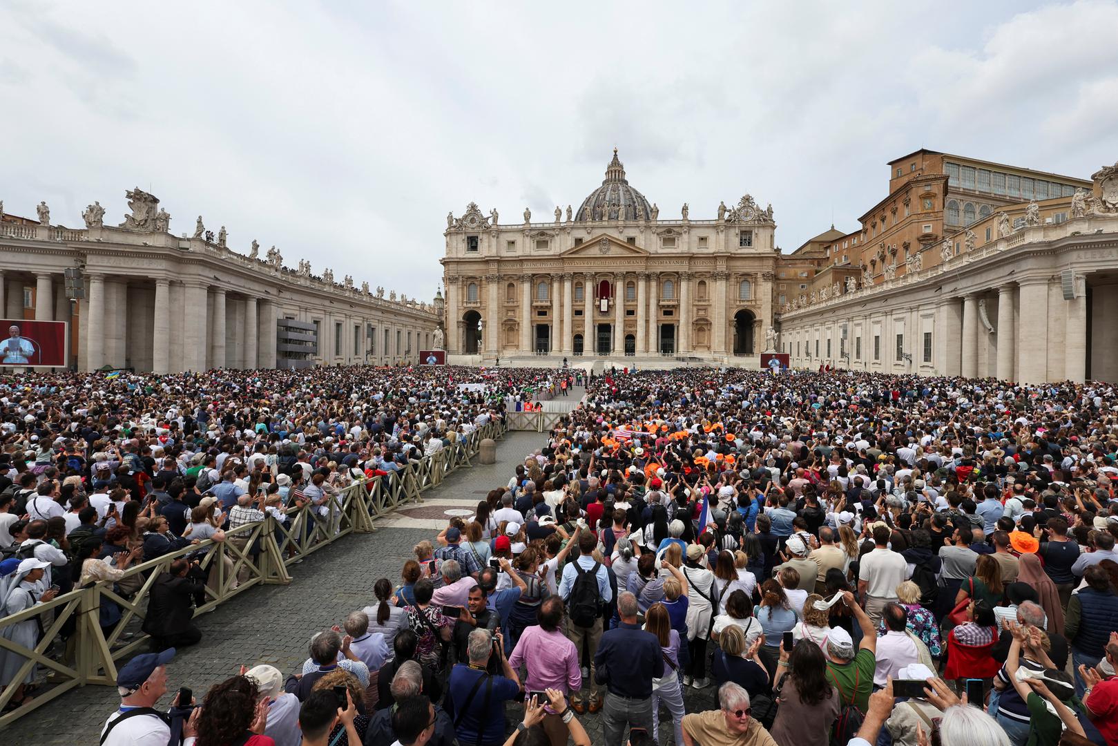  Papa, bivši misionar iz Chicaga i član Reda sv. Augustina, ponovno je istaknuo da želi nasljedovati jednostavnost i skromnost svog prethodnika, pape Franje.