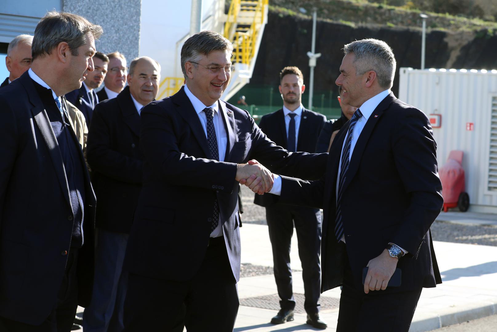 24.11.2022., otok Krkr - Premijer Andrej Plenkovic  sa saveznim kancelarom Republike Austrije Karlom Nehammerom i predsjednikom Vlade Savezne drzave Bavarske Markusom Soederom obisao LNG terminal u Omišlju na Krku.  Photo: Goran Kovacic/PIXSELL
