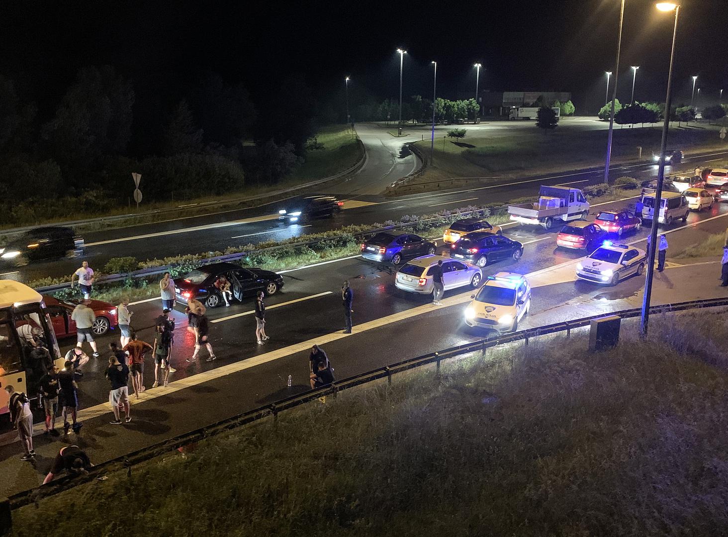 21.05.2022., Zagreb -Ekskluzivne fotografije tucnjave izmedju Torcide i policije.  U subotu u 21.35 sati na autocesti A1 kod odmorista Desinec navijaci Hajduka napali su policajce koji su ih organizirano pratili s utakmice u Zagrebu. Odbijajuci napad policija je uzvratila vatrenim oruzjem kojim su ranjena dvojica napadaca, a u napadu je ozlijedjeno desetak policajaca. Photo: Pixsell/PIXSELL