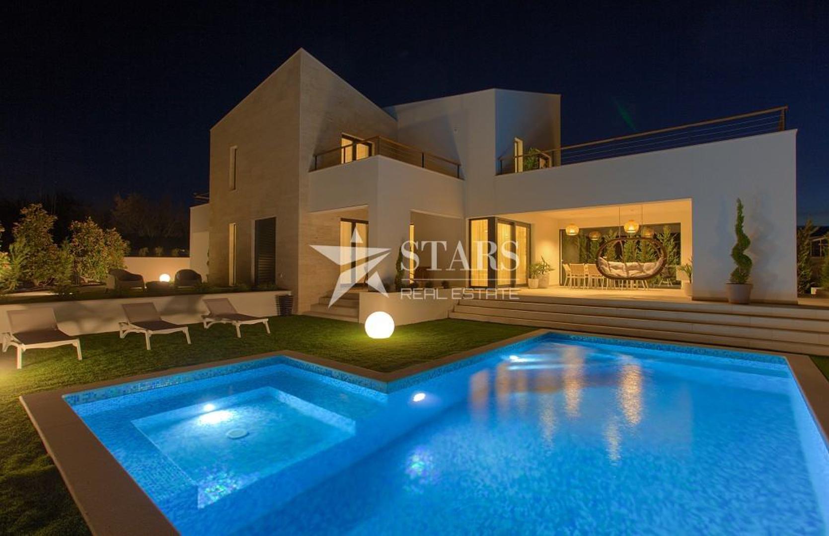 Vila, kako stoji u oglasu na Njuškalu, savršeno kombinira moderan dizajn, luksuz i funkcionalnost, smještena u mirnom okruženju nedaleko od centra i plaža.

