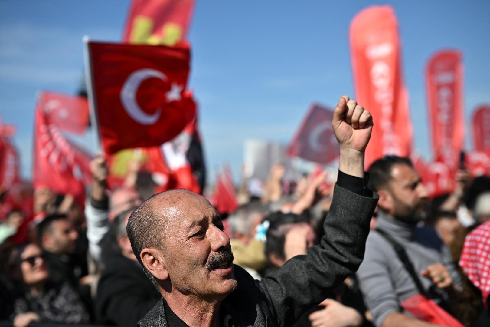 Prosvjedi većinom prolaze mirno, no do sada je privedeno gotovo dvije tisuće ljudi, prenosi Reuters. 