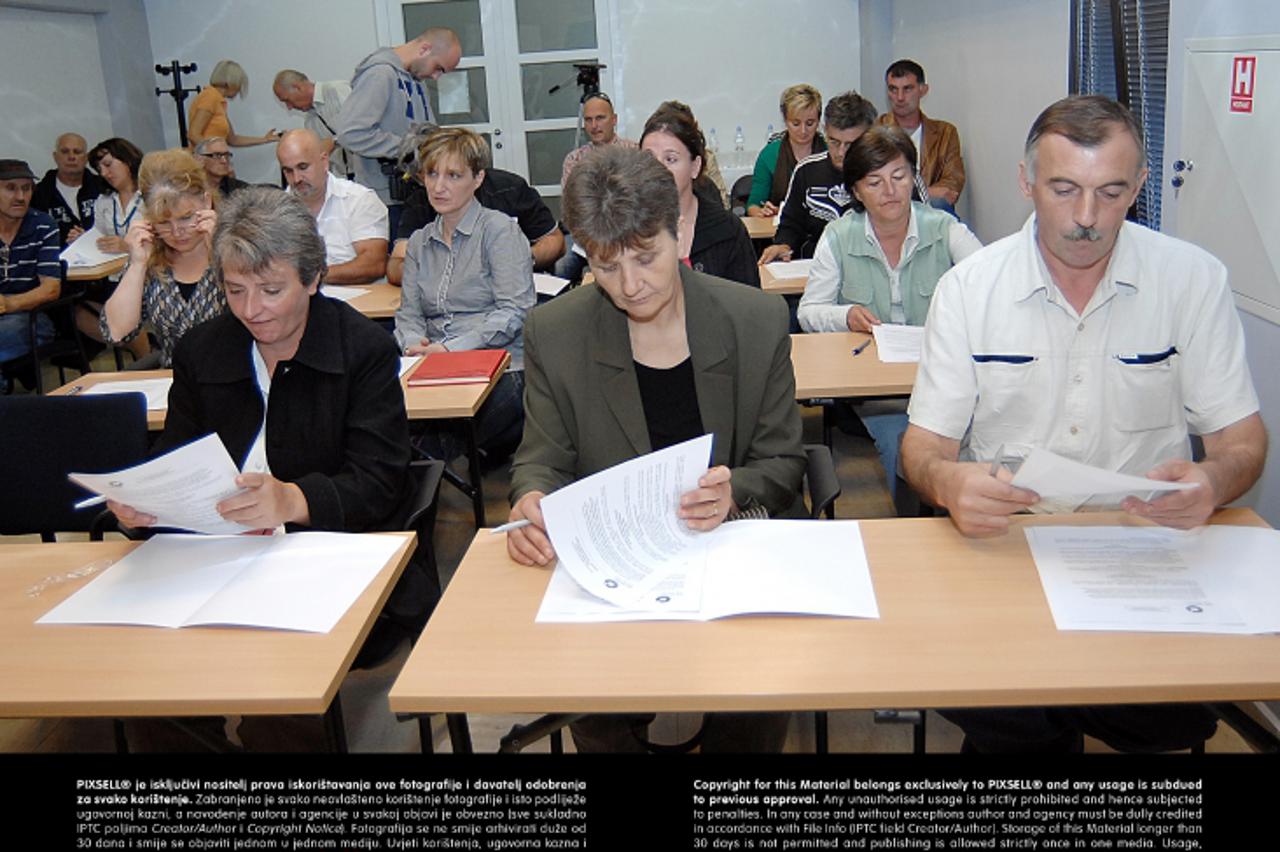 '28.10.2013., Sisak - U prostoru Obrnicke komore Sisacko-moslavacke zupanije potpisani su ugovori o stipendiranju za naucnike prve godine cime je nastavljena visegodisnja praksa stipendiranja ucenika 