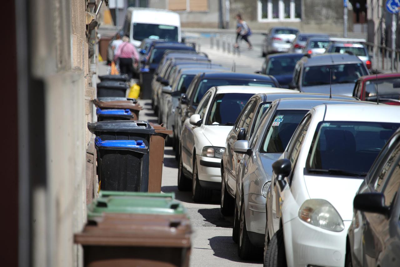 Zagreb: Kante i automobili zauzeli većinu nogostupa