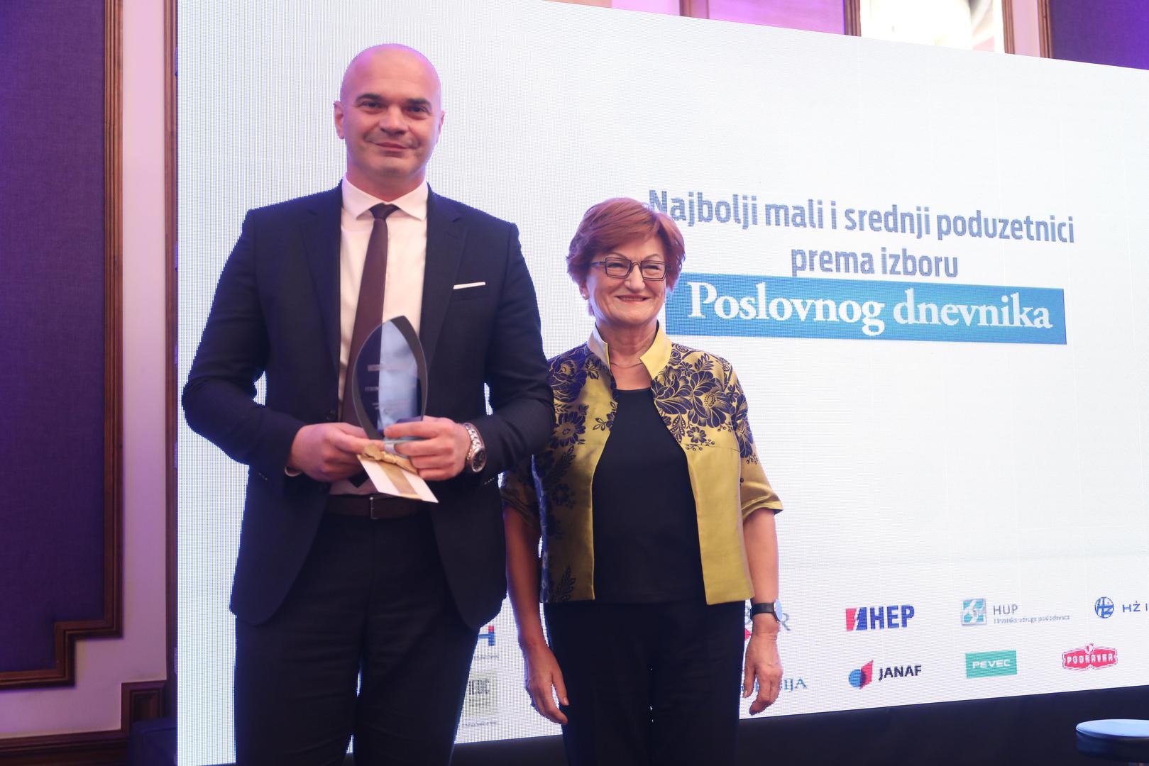 Osnivačica IEDC - Poslovne škole Bled Danica Purg dodijelila je nagradu tvrtci Securitas Hrvatska u kategoriji rasta zaposlenosti, a nagradu je preuzeo predsjednik Uprave Ivan Ročić