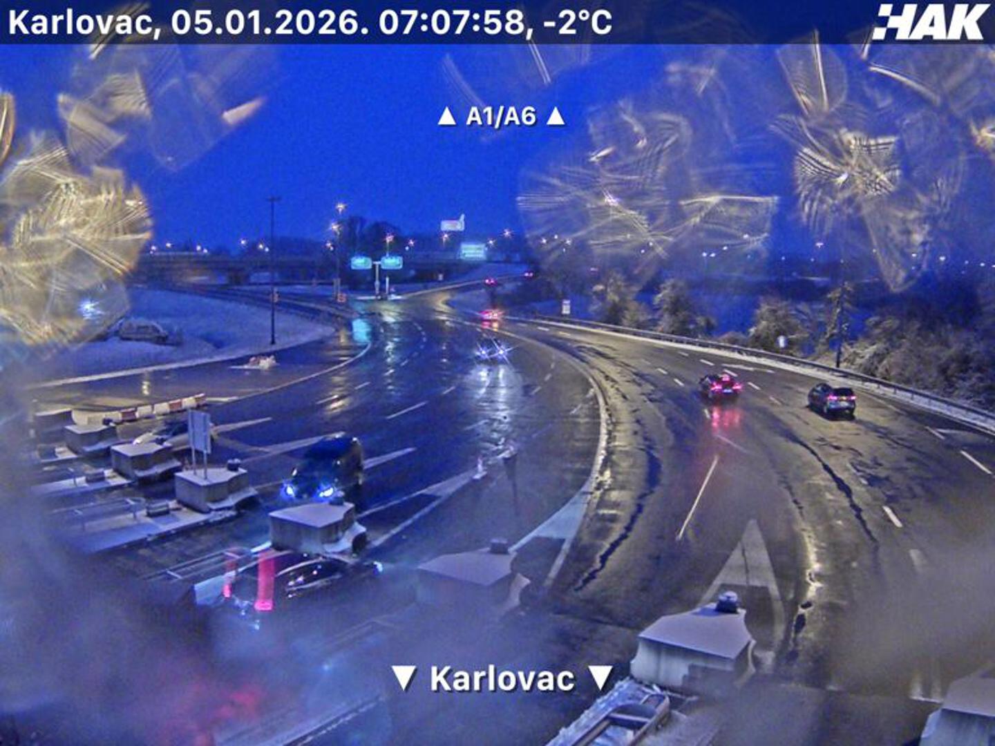 "Kolnici su mokri ili samo vlažni i skliski u većem dijelu zemlje. Zbog niskih temperatura moguća je poledica. U priobalju puše jaka bura, podno Velebita s olujnim udarima i na snazi su zabrane za pojedine skupine vozila. U tijeku je čišćenje i posipavanje kolnika, a na pojedinim cestama vozi se usporeno zbog vozila zimske službe koja se kreću sporije", navodi HAK