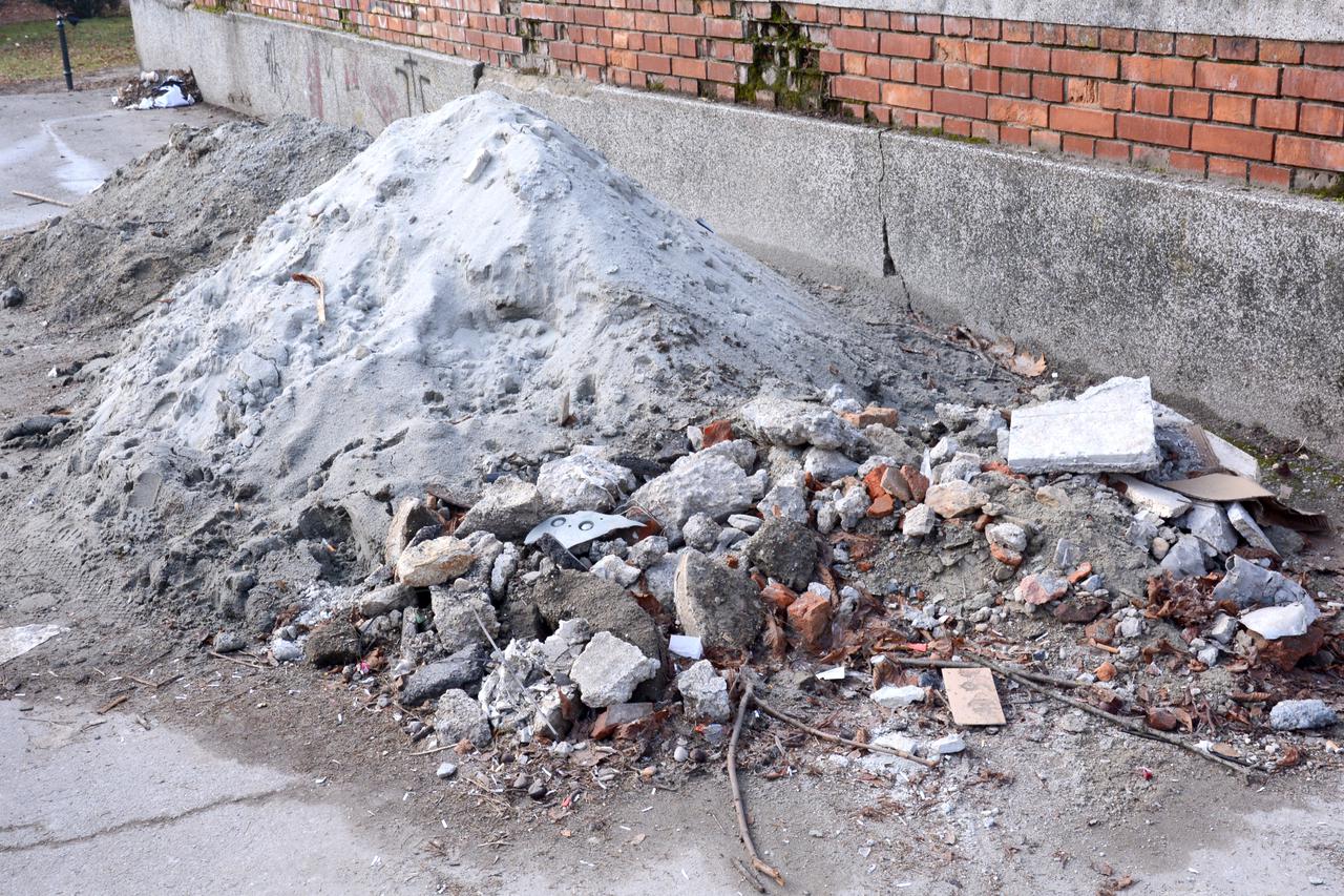 Sisak: Nakon završetka radova na pješa?koj zoni još uvijek nije odvezen  gra?evinski otpad