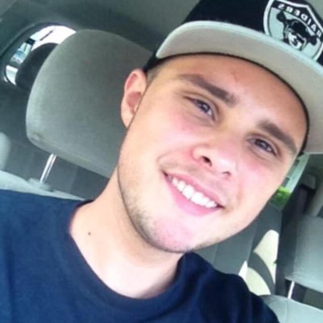 Jordan McNelly otkrio je da ga njegova djevojka Zoe vara nakon što mu je poslala poruku namijenjenu prijateljici. Jordan je, naime, radio 60 sati tjedno kako bi uštedio novac da on i njegova djevojka odu na zajedničko putovanje na Floridu, no tada je dobio poruku koja ga je šokirala. Djevojka mu je zabunom poslala poruku u kojoj piše kako ima dva dečka i da ne zna što da radi.