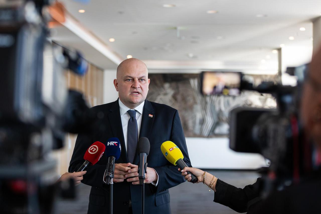 Dubrovnik: Ministar Ante Šušnjar na konferenciji za medije o temi naknade za priključenje na električnu energiju