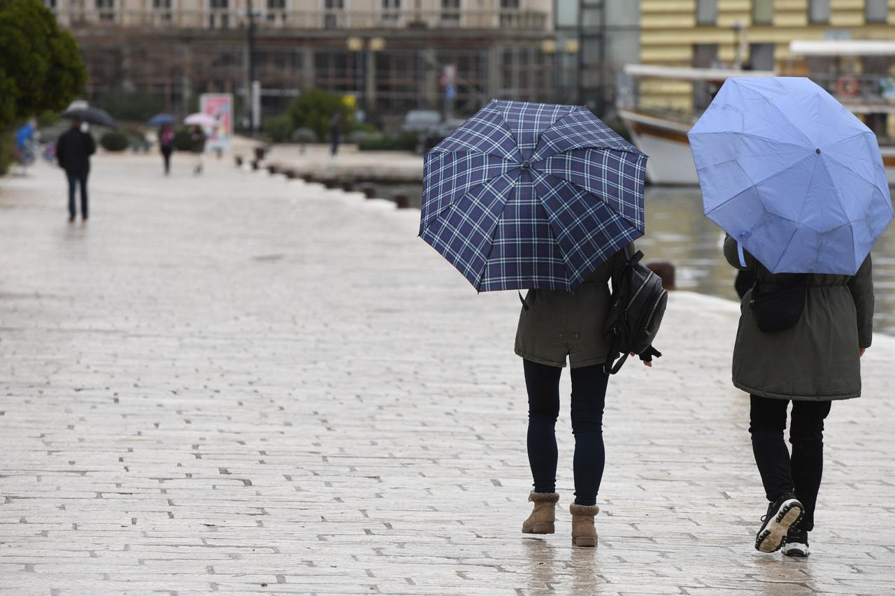 Kišno prijepodne u tmurnom Šibeniku