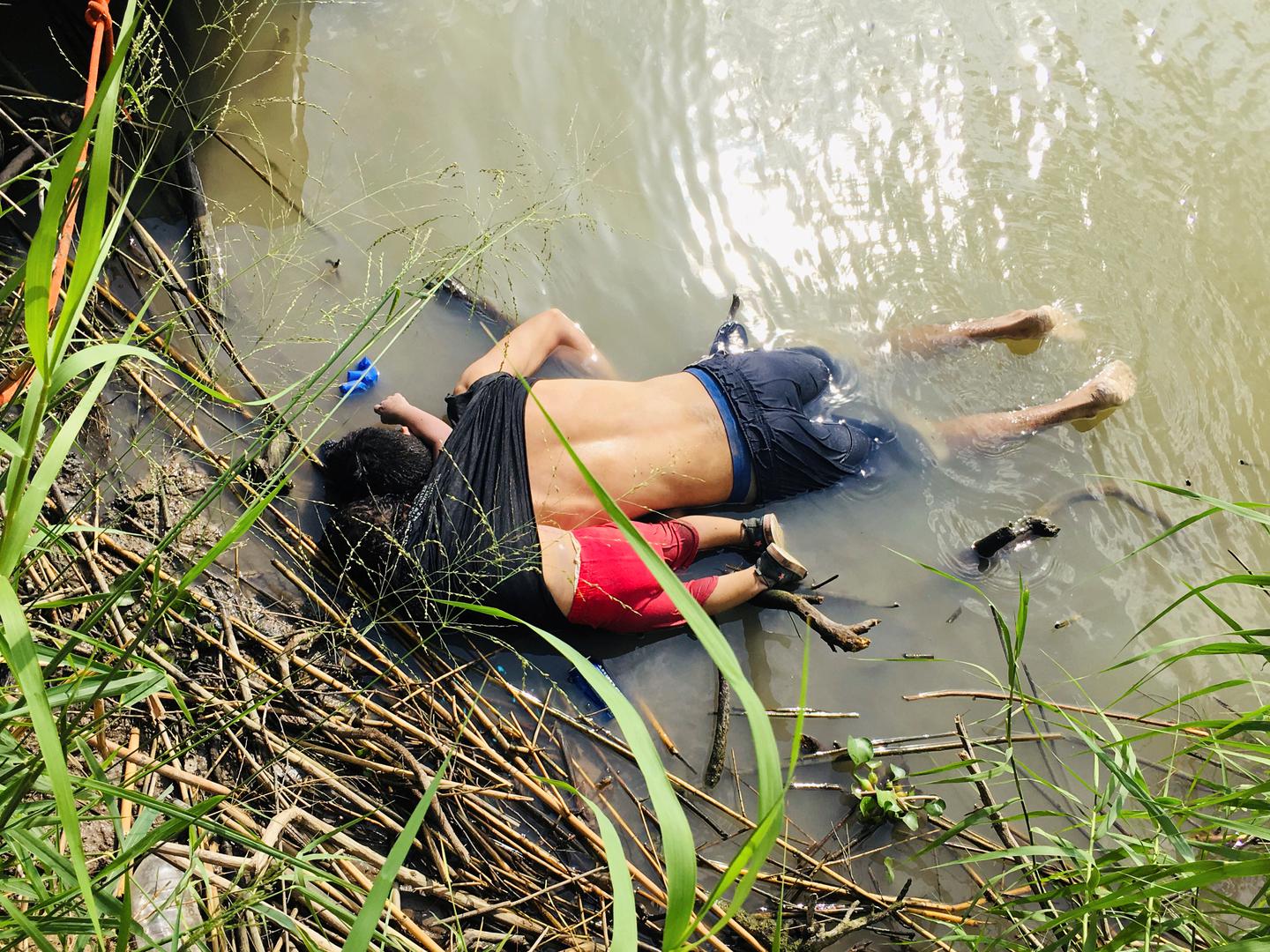 Oscar Alberto Martinez Ramirez (26) iz Salvadora i njegova dvogodišnja kći Valeria utopili su se u nedjelju u rijeci Rio Grande, dok je supruga Vanessa uspjela preživjeti. Prizor je šokirao SAD