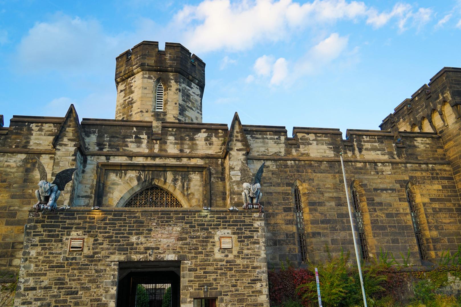 Istočni državni zatvor, SAD: Istočni državni zatvor u Philadelphiji izgrađen je 1829. godine i bio je prvi zatvor koji je uveo sustav potpune izolacije zatvorenika. Zbog okrutnog tretmana, mnogi zatvorenici su poludjeli. Danas je zatvor turistička atrakcija, a posjetitelji tvrde da ondje viđaju sjene koje nestaju kad im se približe, čuju jezive krikove iz ćelije 12 te neobjašnjive zvukove koraka i razgovora.