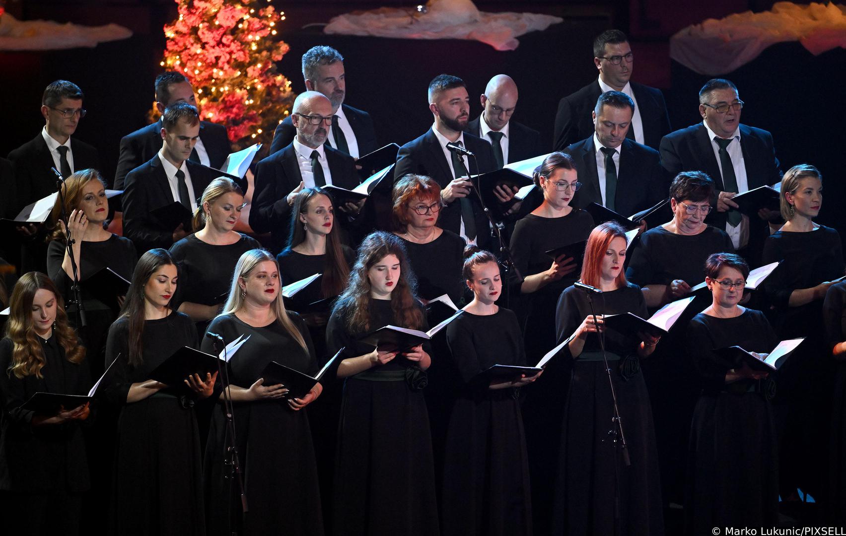 Izvođače su pratili i Zagrebačka filharmonija te ritam sekcija orkestra Zagrebačkog gradskog kazališta Komedija.
