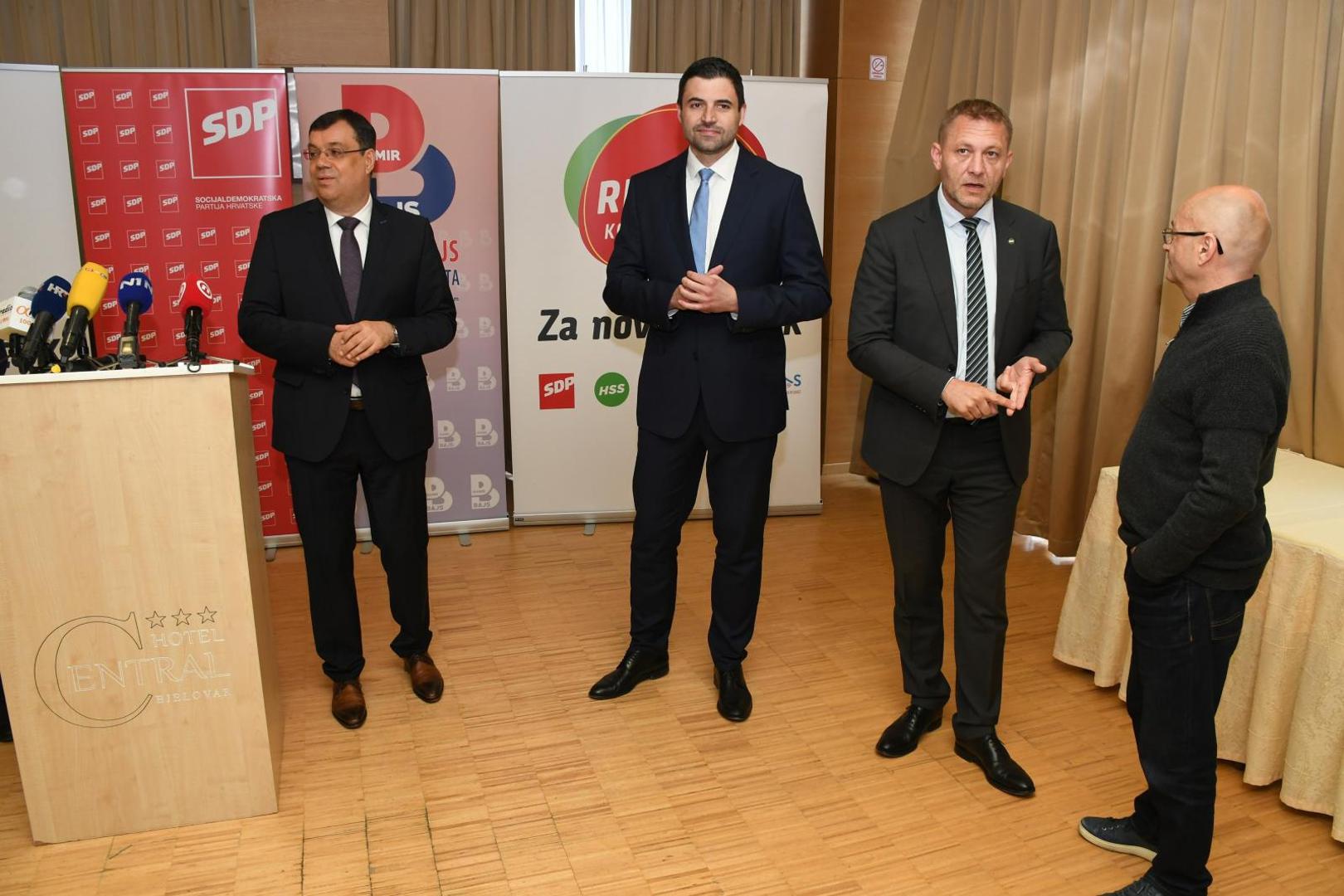 16.05.2020., Bjelovar - Potpisana suradnja izmedju "Restart" koalicije i Nezavisne liste Damira Bajsa na predstojecim parlamentarnim izborima. Damir Bajs, Davor Bernardic, Kreso Beljak Photo: Damir Spehar/PIXSELL