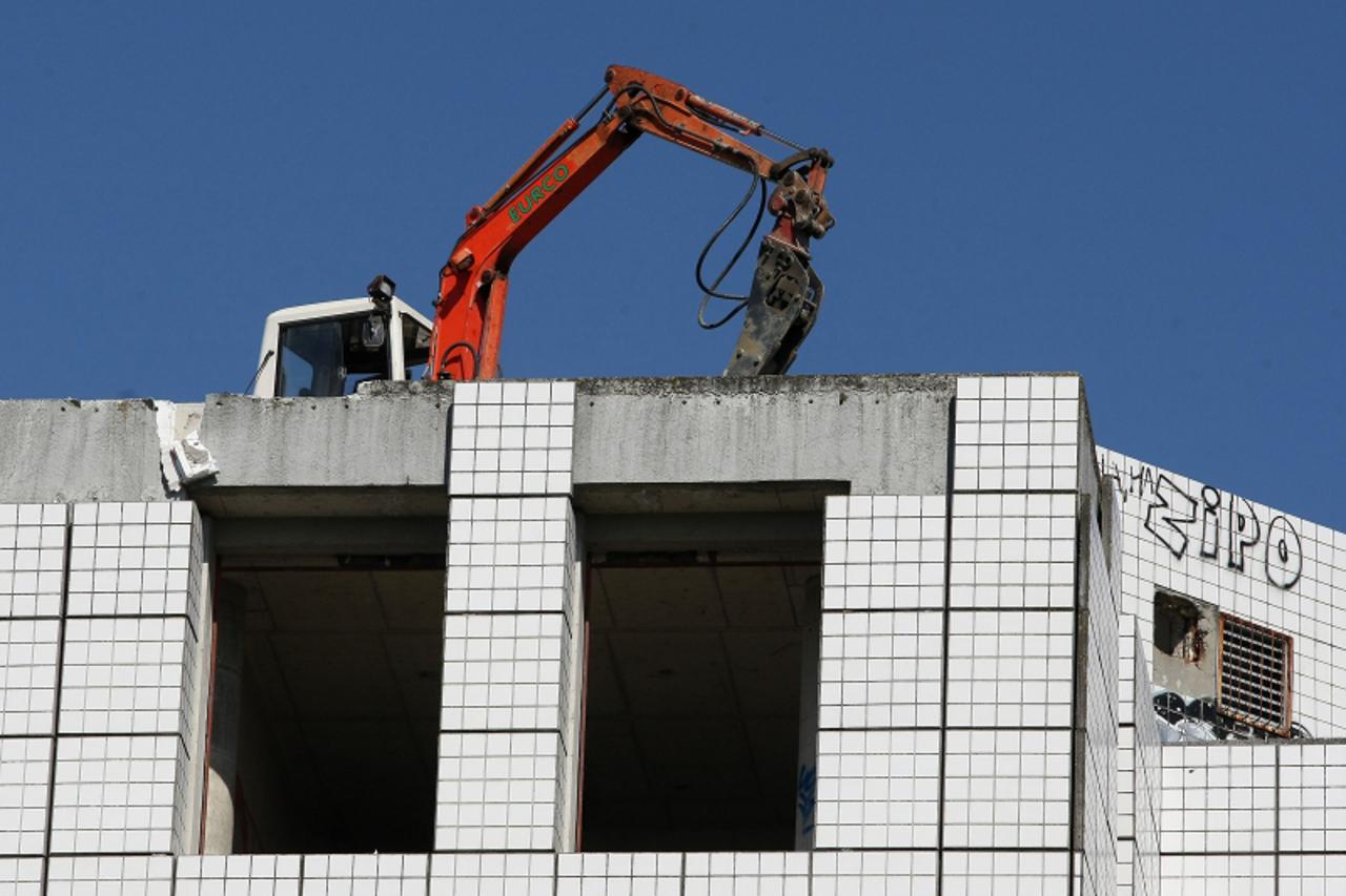 '18.08.2011., Zagreb - Pocetak djelomicnog rusenja i rekonstrukcije nedovrsene zgrade Cimosa na Ljubljanskoj aveniji. Photo: Jurica Galoic/PIXSELL'