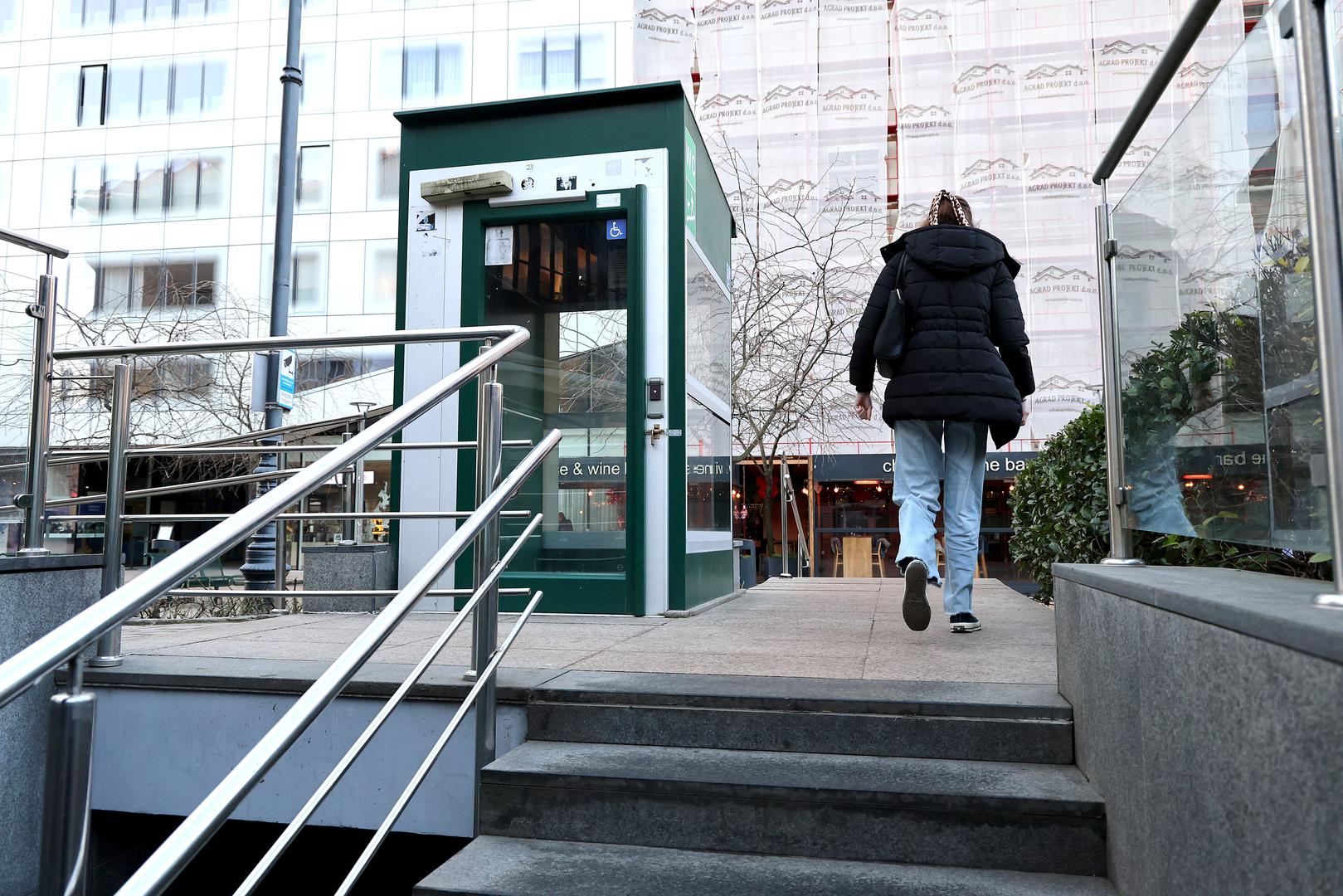 Najveći i vjerojatno najbolje održavani javni WC u Zagrebu, onaj u Cesarčevoj ulici, svega nekoliko koraka od Trga bana Jelačića, već je dulje vrijeme nedostupan osobama s invaliditetom.