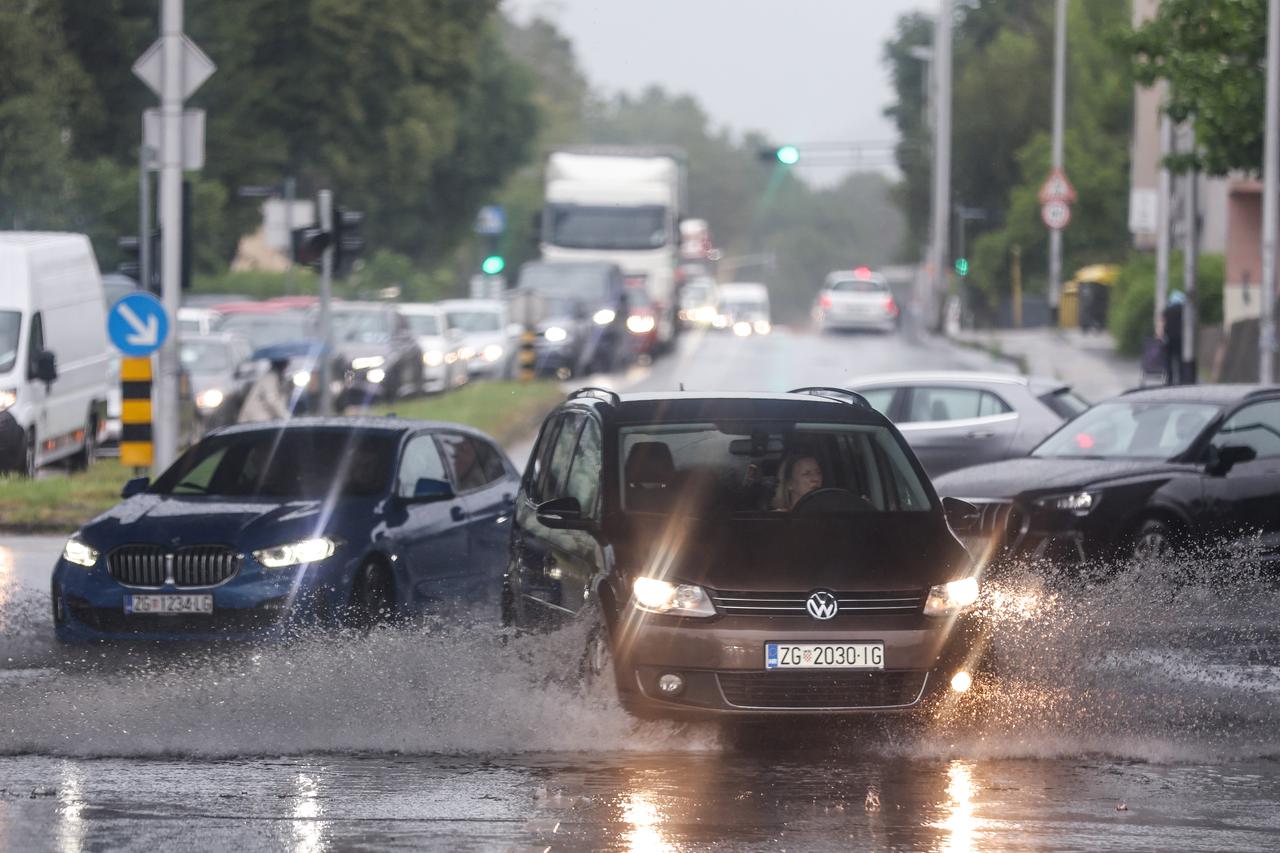 Zagreb: Palo stablo na Maksimirskoj, blokiran promet, vatrogasci na terenu